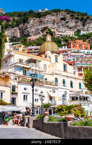 Positano, Italia - 05 Settembre 2019: Incredibile Positano medievale cityscape sul paesaggio roccioso, cittadini e turisti a piedi dalle strade accoglienti e beac Foto Stock