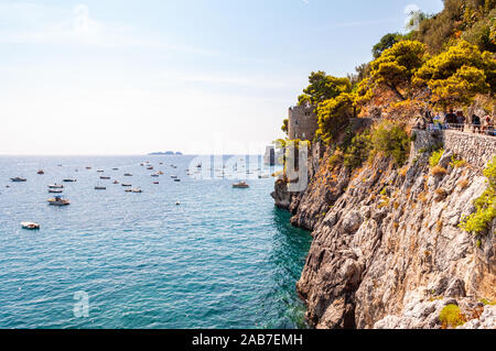 Positano, Italia - 05 Settembre 2019: passeggiata panoramica sul bordo del Rocky Mountain e il Mar Tirreno baia di Positano. La gente camminare su e giù per TH Foto Stock