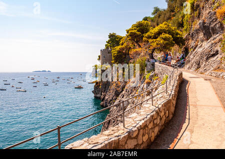 Positano, Italia - 05 Settembre 2019: passeggiata panoramica sul bordo del Rocky Mountain e il Mar Tirreno baia di Positano. La gente camminare su e giù per TH Foto Stock