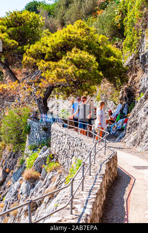 Positano, Italia - 05 Settembre 2019: passeggiata panoramica sul bordo del Rocky Mountain e il Mar Tirreno baia di Positano. La gente camminare su e giù per TH Foto Stock