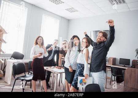 Felice giovani colleghi sorriso e divertirsi presso il creative office. Foto Stock