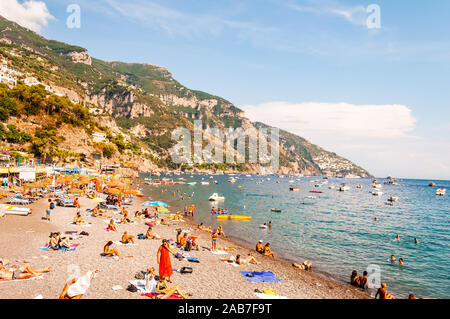 Positano, Italia - 05 Settembre 2019: Persone in appoggio, prendere il sole e nuotare sulla bella spiaggia di ciottoli di mare Tirreno a Positano, incredibili me Foto Stock