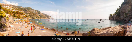 Positano, Italia - 05 Settembre 2019: Persone in appoggio, prendere il sole e nuotare sulla bella spiaggia di ciottoli di mare Tirreno a Positano, incredibili me Foto Stock