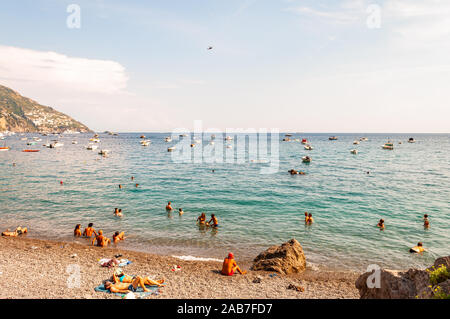 Positano, Italia - 05 Settembre 2019: Persone in appoggio, prendere il sole e nuotare sulla bella spiaggia di ciottoli di mare Tirreno a Positano, incredibili me Foto Stock