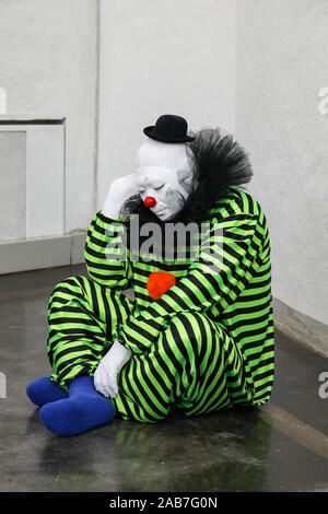 Iper-realistico clown scultura a " chiunque diventa più chiaro' mostra arte da Ugo Rondinone a Helsinki in Finlandia Foto Stock