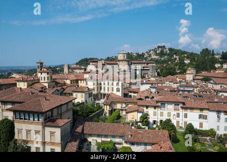 L'Italia, Bergamo, Lombardia: panoramica sulla città alta dal "Torre Civica" tower Foto Stock