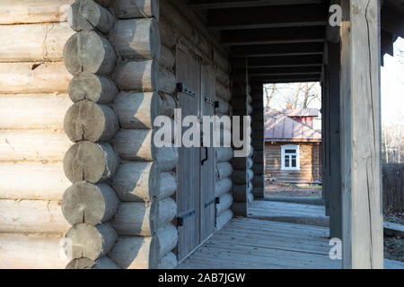 Antico cancello in legno di un fienile rustico, edificio rurale di magazzino. Cancello in legno con cerniere in metallo, il lucchetto. Ingresso di un antico borgo rurale sparso, portico di un Foto Stock
