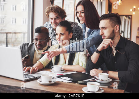 Gruppo di casualmente vestito imprenditori discutere le idee. Professionisti creativi che si sono riuniti per discutere le questioni importanti del nuovo successo Foto Stock
