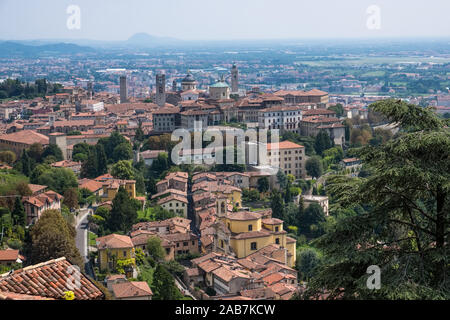 L'Italia, Bergamo, Lombardia: panoramica sulla città alta dal Castello di San Vigilio Foto Stock