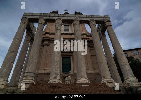 Antonino e Faustina tempio di Roma Fori Imperiali Foto Stock