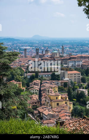 L'Italia, Bergamo, Lombardia: panoramica sulla città alta dal Castello di San Vigilio Foto Stock