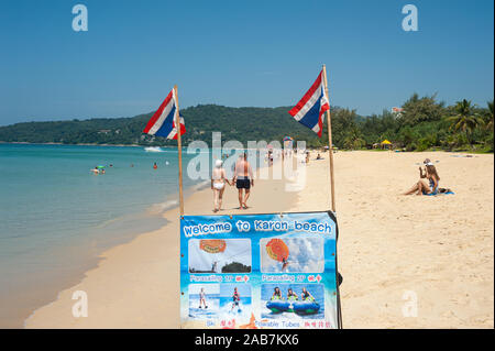 16.11.2019, Phuket, Thailandia, Asia - vacanzieri godere il sole, sabbia e mare sulla spiaggia di Karon, una popolare meta di vacanza con turisti russi. Foto Stock