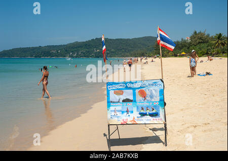 16.11.2019, Phuket, Thailandia, Asia - vacanzieri godere il sole, sabbia e mare sulla spiaggia di Karon, una popolare meta di vacanza con turisti russi. Foto Stock