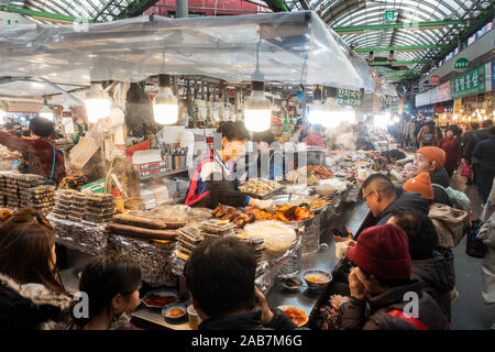 Seoul, Corea del Sud - Novembre 2019 - Mercato alimentare Gwangjang Foto Stock