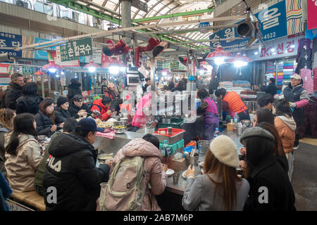 Seoul, Corea del Sud - Novembre 2019 - Mercato alimentare Gwangjang Foto Stock
