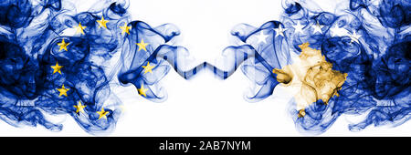 Unione Europea Unione Europea vs il Kosovo, Serbia smoky mystic bandiere poste fianco a fianco. Spessa colorata setosa astratta bandiere di fumo combinazione Foto Stock