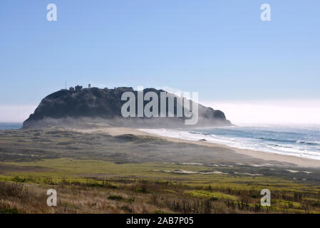 Nebbia su Point sur, penisola sulla California state Route 1, autostrada 1, strada costiera lungo l'Oceano Pacifico, California, Stati Uniti Foto Stock