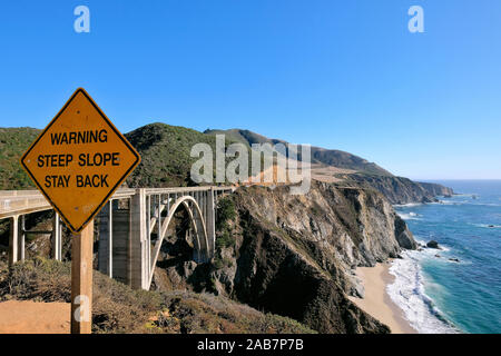 Cartelli di avvertimento al Bixby Creek Bridge, California State Route 1, Highway 1, strada costiera lungo l'Oceano Pacifico, CALIFORNIA, STATI UNITI D'AMERICA Foto Stock