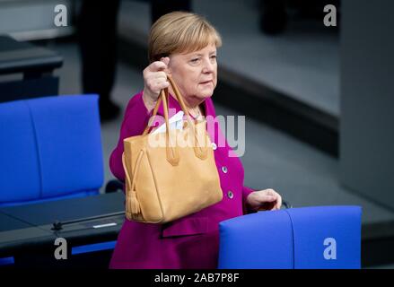 Berlino, Germania. 26 Nov, 2019. Il cancelliere Angela Merkel (CDU) arriva al Bundestag per un dibattito sul bilancio federale 2020. Credito: Kay Nietfeld/dpa/Alamy Live News Foto Stock