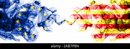 Unione Europea Unione Europea vs Spagna, Catalonia, Catalano, Senyera smoky mystic bandiere poste fianco a fianco. Spessa colorata setosa astratta bandiere di fumo combinazione Foto Stock