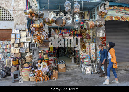 Sousse, Tunisia - 7 Novembre 2019: negozio al mercato sulla Medina di Sousse in Tunisia Foto Stock