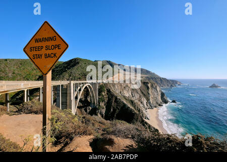 Cartelli di avvertimento al Bixby Creek Bridge, California State Route 1, Highway 1, strada costiera lungo l'Oceano Pacifico, CALIFORNIA, STATI UNITI D'AMERICA