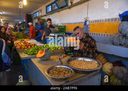 Sousse, Tunisia - 7 Novembre 2019: gente che vende frutta al mercato sulla Medina di Sousse in Tunisia Foto Stock