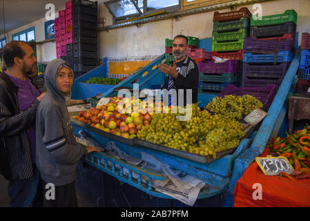 Sousse, Tunisia - 7 Novembre 2019: gente che vende frutta al mercato sulla Medina di Sousse in Tunisia Foto Stock