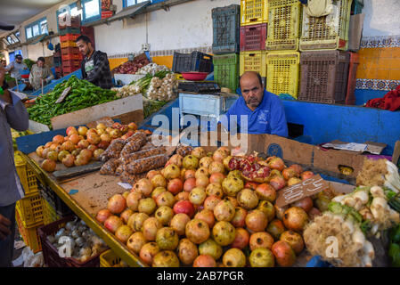 Sousse, Tunisia - 7 Novembre 2019: gente che vende frutta al mercato sulla Medina di Sousse in Tunisia Foto Stock