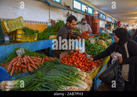 Sousse, Tunisia - 7 Novembre 2019: gente che vende verdura al mercato sulla Medina di Sousse in Tunisia Foto Stock