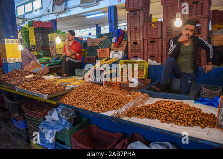 Sousse, Tunisia - 7 Novembre 2019: persone date di vendita al mercato sulla Medina di Sousse in Tunisia Foto Stock