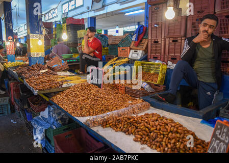 Sousse, Tunisia - 7 Novembre 2019: persone date di vendita al mercato sulla Medina di Sousse in Tunisia Foto Stock