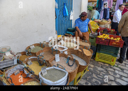 Sousse, Tunisia - 7 Novembre 2019: sacchetti di sano di legumi e cereali al mercato di Sousse in Tunisia Foto Stock