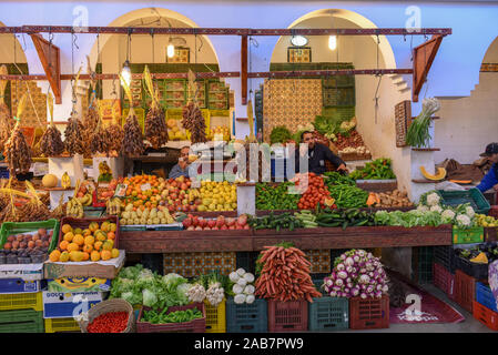 Sousse, Tunisia - 7 Novembre 2019: gente che vende frutta al mercato sulla Medina di Sousse in Tunisia Foto Stock