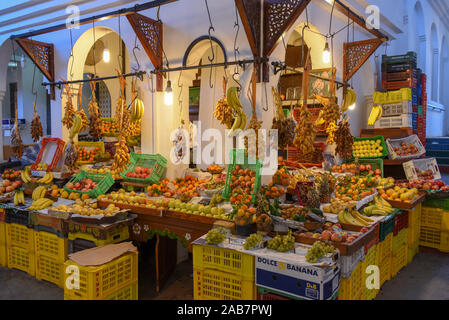 Sousse, Tunisia - 7 Novembre 2019: gente che vende frutta al mercato sulla Medina di Sousse in Tunisia Foto Stock