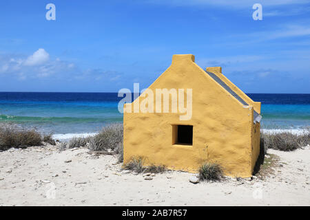 Storico di capanne slave al red slave sulla costa di Bonaire Island nel mar dei Caraibi Foto Stock