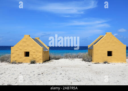 Storico di capanne slave al red slave sulla costa di Bonaire Island nel mar dei Caraibi Foto Stock