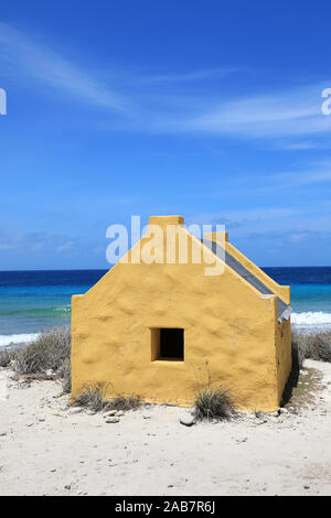 Storico di capanne slave al red slave sulla costa di Bonaire Island nel mar dei Caraibi Foto Stock