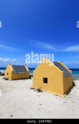 Storico di capanne slave al red slave sulla costa di Bonaire Island nel mar dei Caraibi Foto Stock