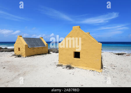 Storico di capanne slave al red slave sulla costa di Bonaire Island nel mar dei Caraibi Foto Stock