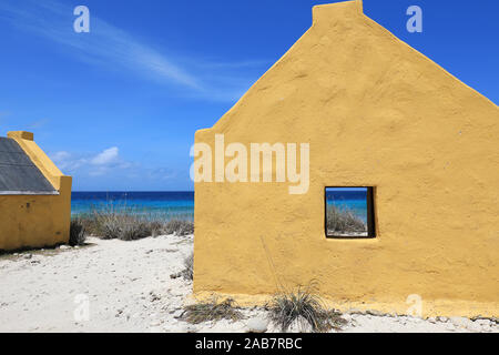 Storico di capanne slave al red slave sulla costa di Bonaire Island nel mar dei Caraibi Foto Stock