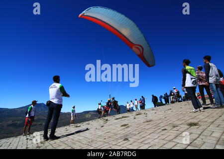 In Paralayang Megasari Hill, Cratere Ijen Plateau, East Java, Indonesia Foto Stock