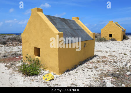 Storico di capanne slave al red slave sulla costa di Bonaire Island nel mar dei Caraibi Foto Stock