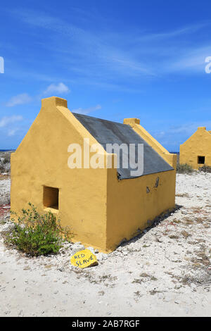 Storico di capanne slave al red slave sulla costa di Bonaire Island nel mar dei Caraibi Foto Stock