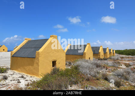 Storico di capanne slave al red slave sulla costa di Bonaire Island nel mar dei Caraibi Foto Stock