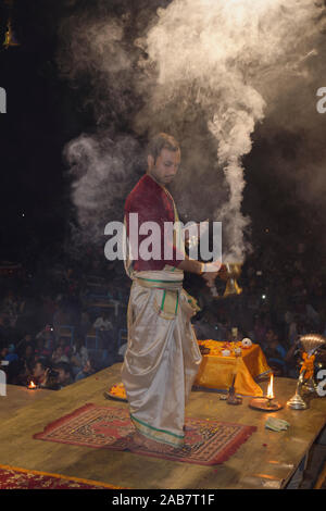 Il sacerdote che celebra il fiume Gange, Aarti offrendo incenso, Dashashwamedh Ghat Varanasi, Uttar Pradesh, India, Asia Foto Stock