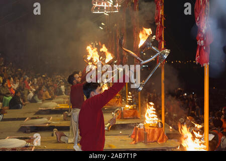 I sacerdoti che celebrano la vita sul fiume Gange, Aarti offrendo incenso, Dashashwamedh Ghat Varanasi, Uttar Pradesh, India, Asia Foto Stock