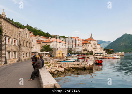 Passeggiata di Perast e della Baia di Kotor, Sito Patrimonio Mondiale dell'UNESCO, Montenegro, Europa Foto Stock