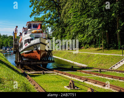 Imbarcazione turistica in base a piano inclinato in Buczyniec, Elblag Canal, Warmian-Masurian voivodato, Polonia, Europa Foto Stock