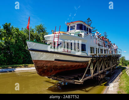 Imbarcazione turistica in base a piano inclinato in Jelenie, Elblag Canal, Warmian-Masurian voivodato, Polonia, Europa Foto Stock